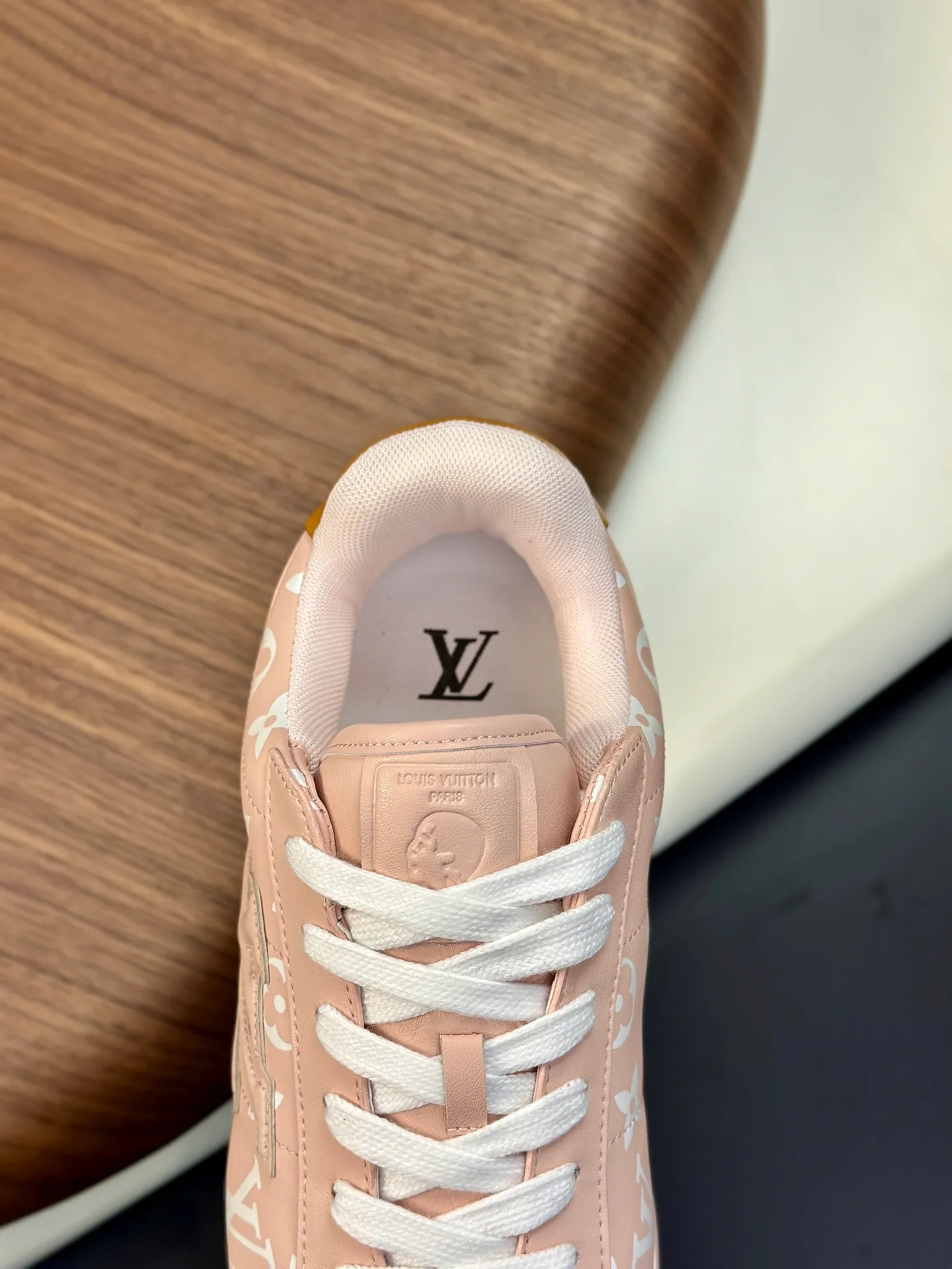 Factory direct sale ¥700💰Full set of packaging💰Top version LV-Louis Vuitton-Classic catwalk new style 1:1 developed replica of the original version! ! The upper foot is very comfortable. It is made of luxurious materials and fine workmanship. The midsole is printed with English letters "Made in Europe". The upper is made of calfskin imported from Italy. The side is decorated with the brand's LOGO and signature. The latest latex foot pads and mesh lining make the foot feel super comfortable. The original two-color TPU combination outsole is specially provided by the original factory. Bag technology Goodyear stitched edges Fabric: Exclusive custom first-layer cowhide Accessories: Exclusive private model Vuitton logo, lining: Customized silk mesh lining - first-layer silk cowhide lining Outsole: TPU combination outsole wear-resistant, non-slip and anti-yellowing Foot pads: new latex pads-mesh sweat-absorbent Counter technology: fully computerized sewing machine wire drawing Toe box back cover Hot and cold shaping Full set of pull-top last with medium and low logo pattern Counter packaging - Shoelaces, certificates, cards, instructions, certificates of quality, dust bags, the most comprehensive packaging on the Internet, men's size 339-44 (38/45 custom-made, non-refundable!